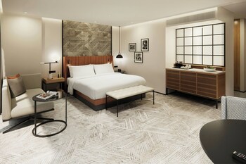 Club Room, 1 King Bed, City View