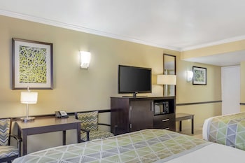 Standard Room, 2 Queen Beds, Refrigerator & Microwave, Poolside