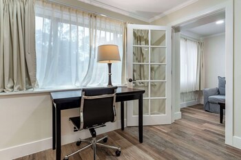 Suite, 1 King Bed, Non Smoking, Refrigerator
