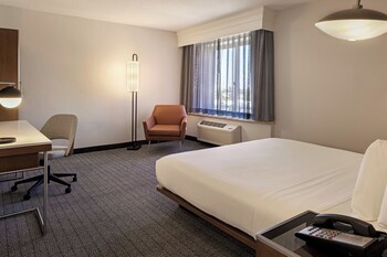 Room, 1 King Bed (Mobility/Hearing Access, Roll-In Shwr)