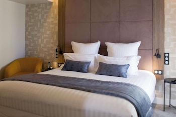 Suite, 1 King Bed, Non Smoking, Courtyard View (Living Room)
