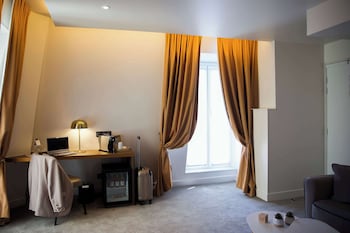 Suite, 1 King Bed, Non Smoking, Courtyard View (Living Room)