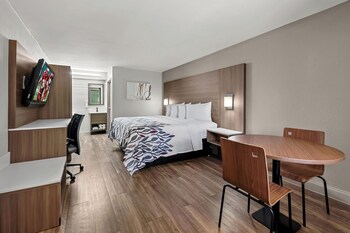 Deluxe Room, 1 King Bed, Smoking, Kitchenette