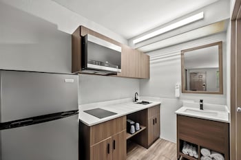 Deluxe Room, 1 King Bed, Smoking, Kitchenette