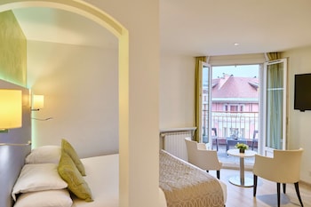 Executive Room, 1 Queen Bed, Non Smoking, Balcony