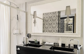 One Bedroom Suite Red Level