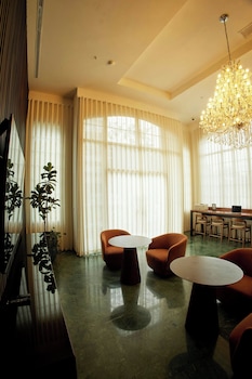 Club Room, 1 King Bed, Pool View, Tower (Tower)