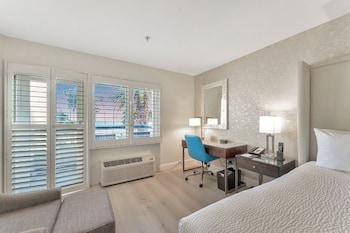 Deluxe Room, 1 King Bed, Balcony, Ocean View