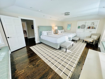 Deluxe Master Suite