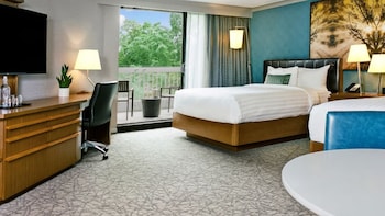 Premium Room, 2 Queen Beds (Ravine View, Living Area)
