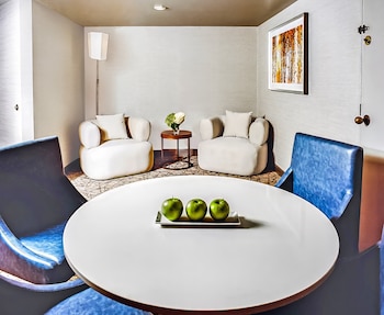 Premium Room, 2 Queen Beds (Ravine View, Living Area)