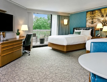 Premium Room, 2 Queen Beds (Ravine View, Living Area)