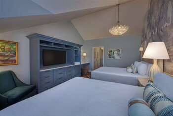 2 Bedroom Suite-Club Level Access. Hearing accessible - visual alarms and notifications. 1 king bed,