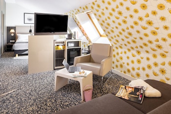 Suite, 1 Queen Bed (Living Area)