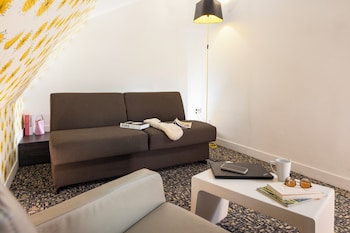 Suite, 1 Queen Bed (Living Area)