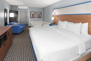 Deluxe Studio Suite, 1 King Bed, Non Smoking