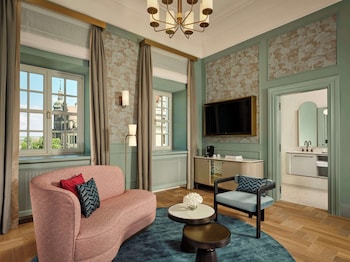 Room (Grand Palais View)