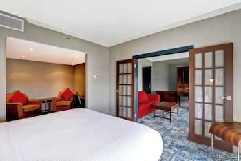 Suite, 1 Bedroom, Roll-in Shower (Airport View)