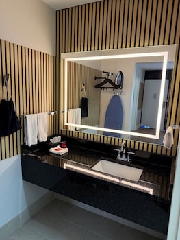 Standard Room, 1 Queen Bed, Accessible, Bathtub