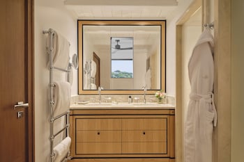Deluxe Room, Poolside
