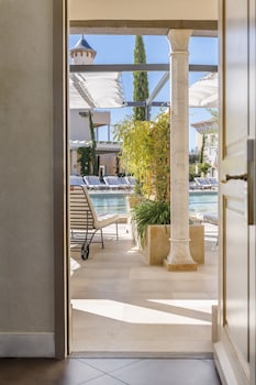 Deluxe Room, Poolside