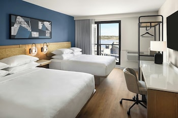 Guest room, 2 Queens, Harbour View