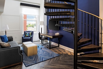 Bi-Level Suite