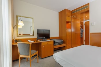 Standard Room, 1 Queen Bed