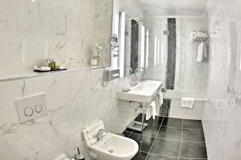 Superior Room, 2 Twin Beds, City View