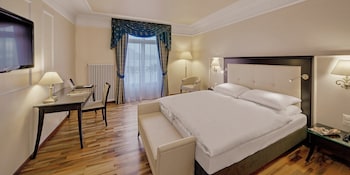 Deluxe Room, 1 Queen Bed, Lake View (Balcony)