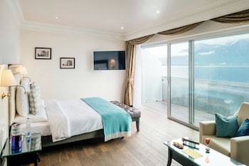 Junior Suite, 1 Queen Bed, Lake View