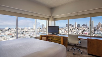 Premium Room, 1 King Bed, Corner