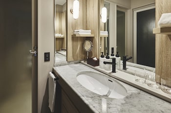 Premium Room, 2 Twin Beds, Corner (Ocean Wing)