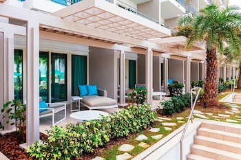 Room, 1 King Bed, Pool Access, Pool View (Pool Access)