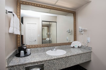 Standard Room, 2 Queen Beds, Accessible Bathtub