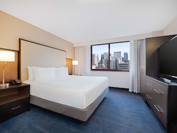 Suite, 1 King Bed, Accessible, Bathtub