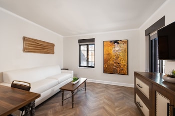 Luxe One-Bedroom Queen Suite