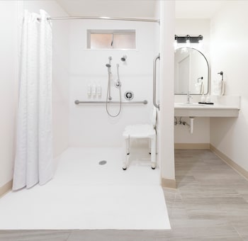 Traditional Room, 2 Queen Beds, Roll-in Shower