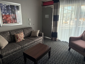 Suite, 1 King Bed, Accessible