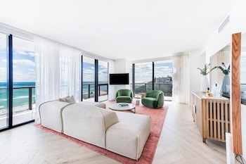 Oceanfront Home 2.5 Bdr, Suite, Bedroom 1: 1 King, Bedroom 2: 1 Queen, Balcony