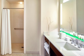 Club Room, 1 Double Bed, Corner (Mobility/Hearing Access, Roll-in Shwr)