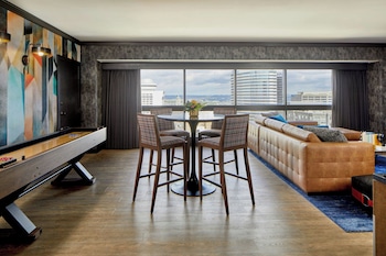 Club Suite, 1 King Bed, Smoking