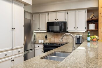 Premier Condo, Fireplace (Montaneros 406)