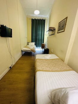 Basic Twin Room (Shared Bathroom)