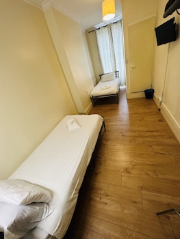 Basic Twin Room (Shared Bathroom)