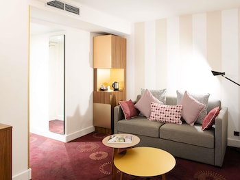 Privilege, Family Room, 1 King Bed with Sofa bed