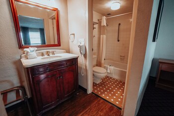 Executive Room, 2 Queen Beds, Mobility Accessible