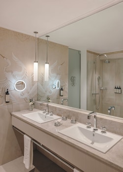 Signature Room, 1 King Bed, Lake View