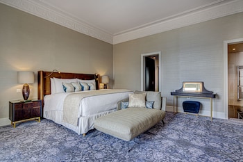 Presidential Suite, 1 King Bed, Kitchen, Lake View, Spacious living & dining area