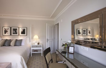 Suite, 1 King Bed, Lake View (Quincy Jones)